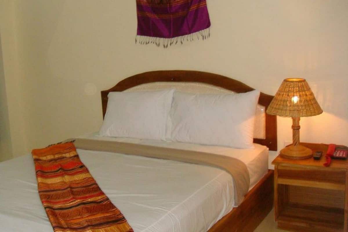 Caja de seguridad en la habitación y ropa de cama 