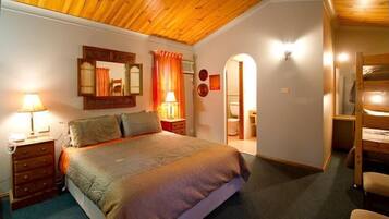 Standard-huone, parveke (Queen Room - 3 Night Stay) | Silitysrauta/-lauta, ilmainen Wi-Fi