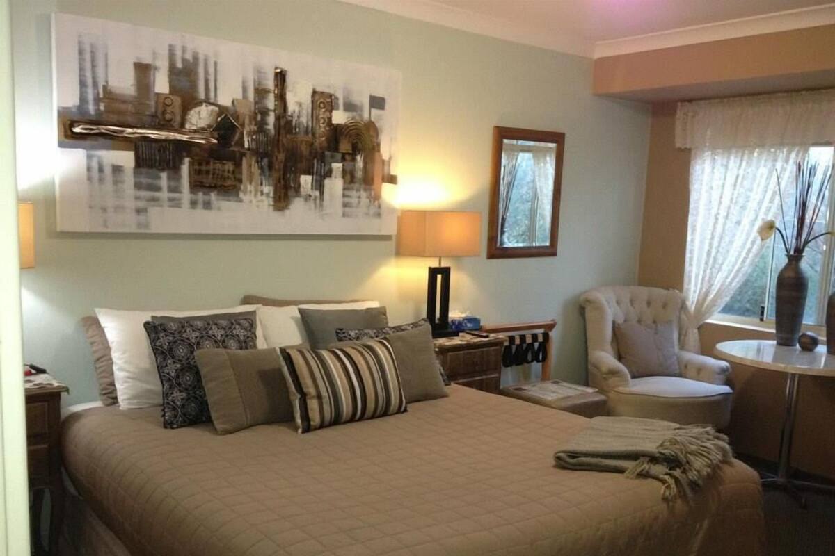 Classic Double Room, 1 Bedroom, Non Smoking (Grand Garden Room) | Individually decorated, individually furnished, iron/ironing board