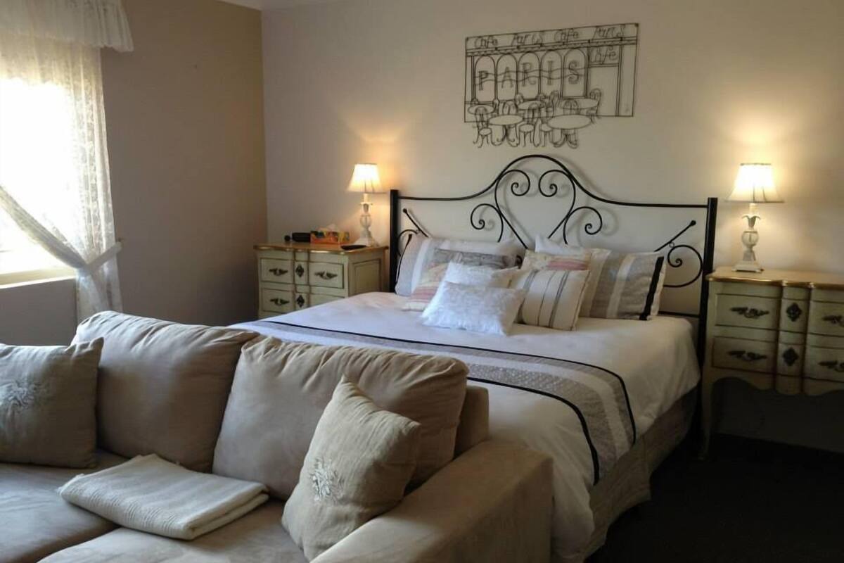 Superior Double or Twin Room, 1 Bedroom, Non Smoking (Romance King Suite) | Individually decorated, individually furnished, iron/ironing board