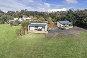 Property grounds - Auckland Country Cottages (Clevedon)