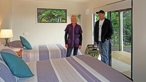 Premium bedding, cribs (surcharge), rollaway beds (surcharge) - Auckland Country Cottages (Clevedon)