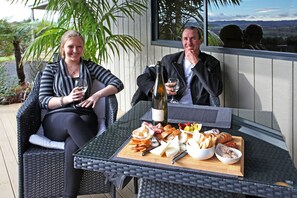 Outdoor dining - Auckland Country Cottages (Clevedon)