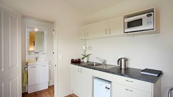 Habitación estándar, cocineta (Fantail Cottage) | Cocineta privada | Refrigerador, microondas, tetera eléctrica y tostadora