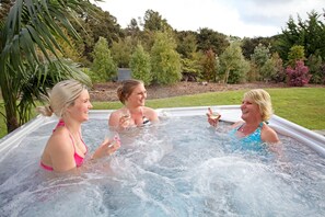 Outdoor spa tub - Auckland Country Cottages (Clevedon)