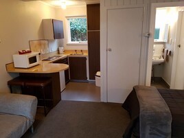 5 habitaciones, ropa de cama de alta calidad y escritorio