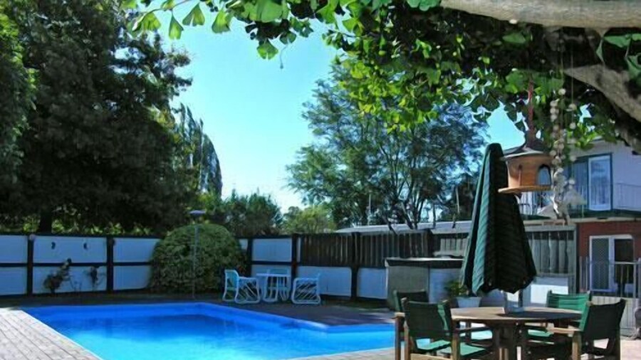 Camberley Court Motel