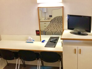 Eenvoudige kamer | Een bureau, geluiddichte muren, een strijkplank/strijkijzer, gratis wifi