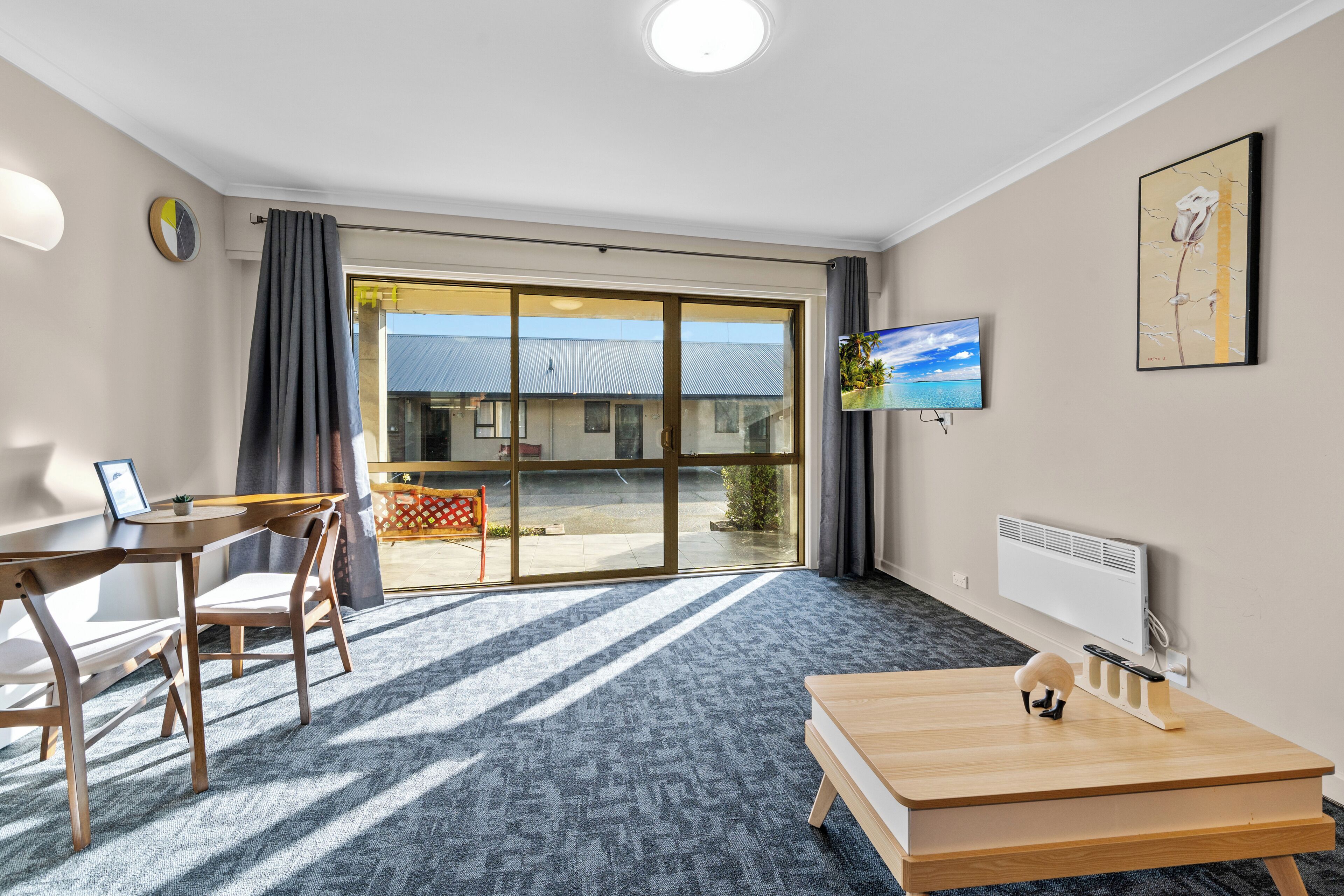 40-英寸智能电视（配备卫星频道）