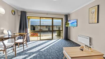 40 インチのスマートテレビ (衛星放送視聴可)