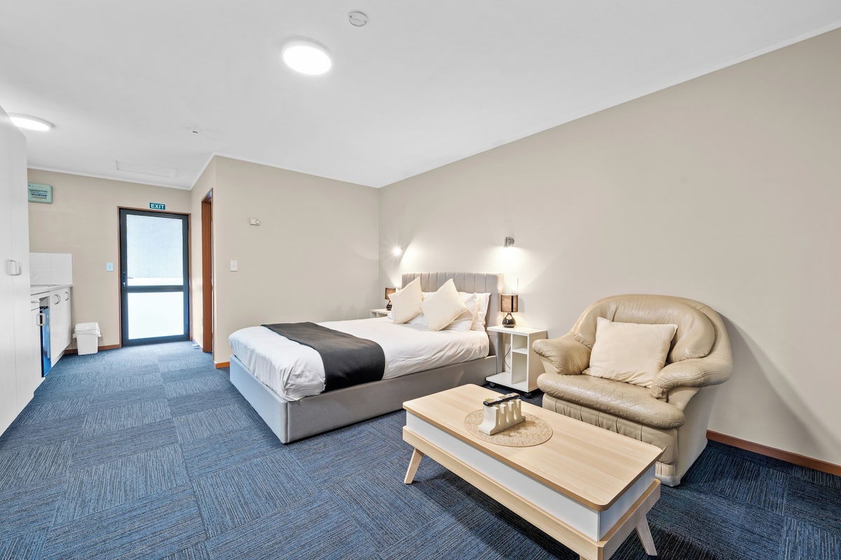 Suite monolocale Luxury, 1 letto queen, angolo cottura, vista giardino | 3 camere, biancheria da letto di alta qualità, Wi-Fi gratuito, lenzuola