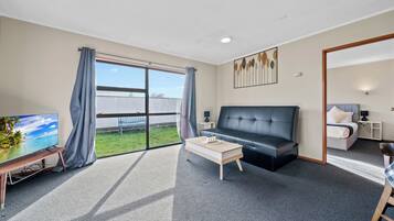 Luxus apartman, 3 hálószobával, konyharész | Nappalirész | Okostévé