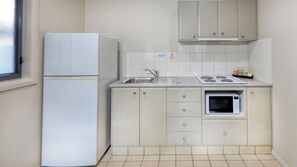 Family Suite, 2 Bedrooms | Private kitchen | Fridge, microwave, electric kettle, cookware/dishes/utensils - Saltbush Motor Inn (Hay)