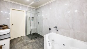 Deluxe Suite | Bathroom | Shower, free toiletries, hair dryer, towels - Saltbush Motor Inn (Hay)