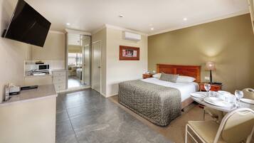 Queen Room | 1 bedroom, desk, laptop workspace, blackout drapes