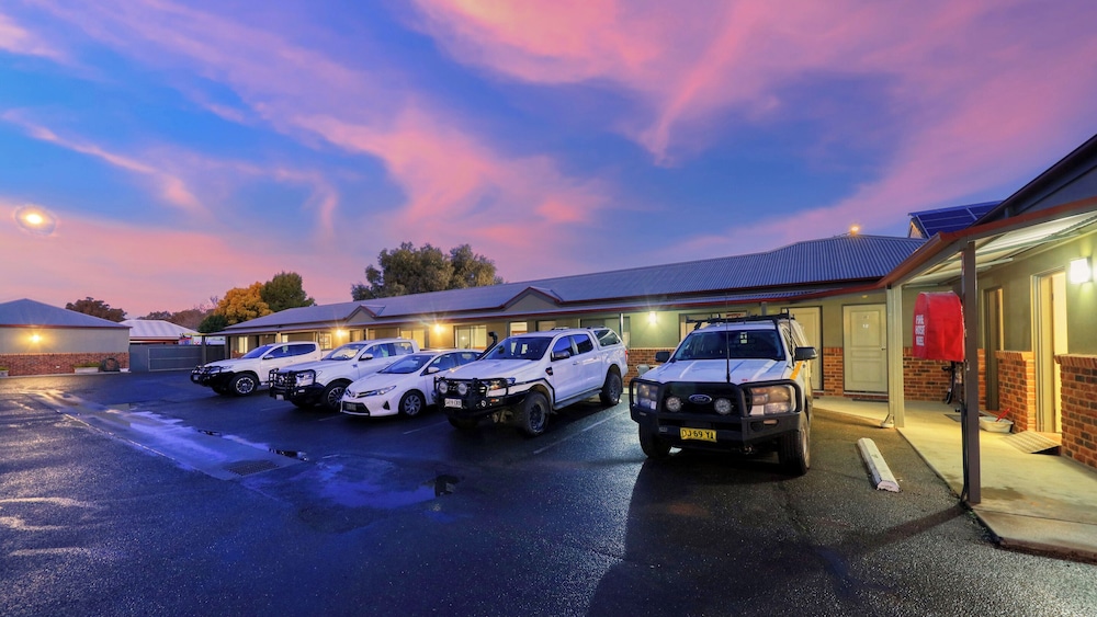 Saltbush Motor Inn by null