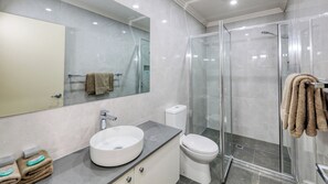 Suite (Queen) | Bany | Dutxa, articles de tocador gratuïts, assecador de cabells i tovalloles 