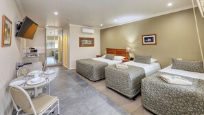 Twin Suite | Desk, laptop workspace, blackout drapes, iron/ironing board - Saltbush Motor Inn (Hay)