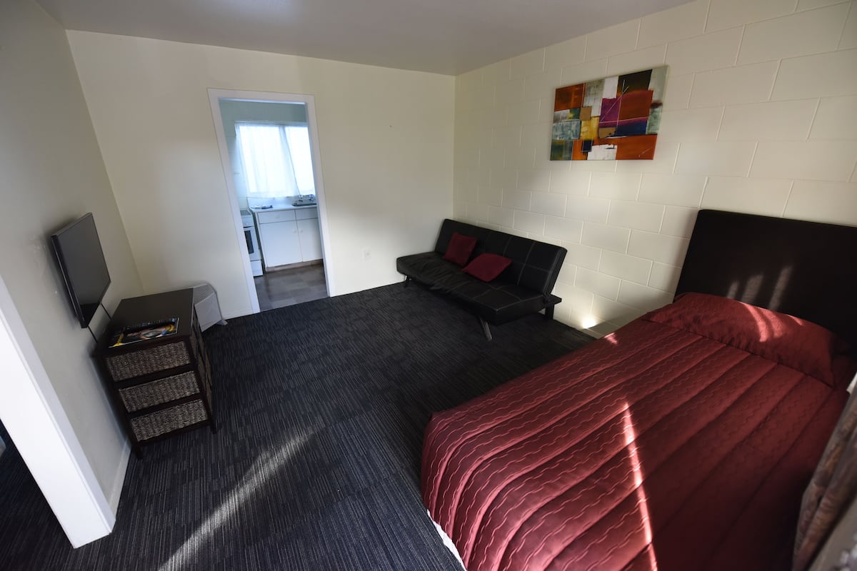 Economy Apartment, 1 Bedroom, Kitchen | Living area | 32-inch LCD TV with premium TV channels, TV