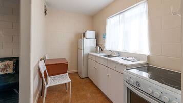 Full-size fridge, microwave, oven, stovetop