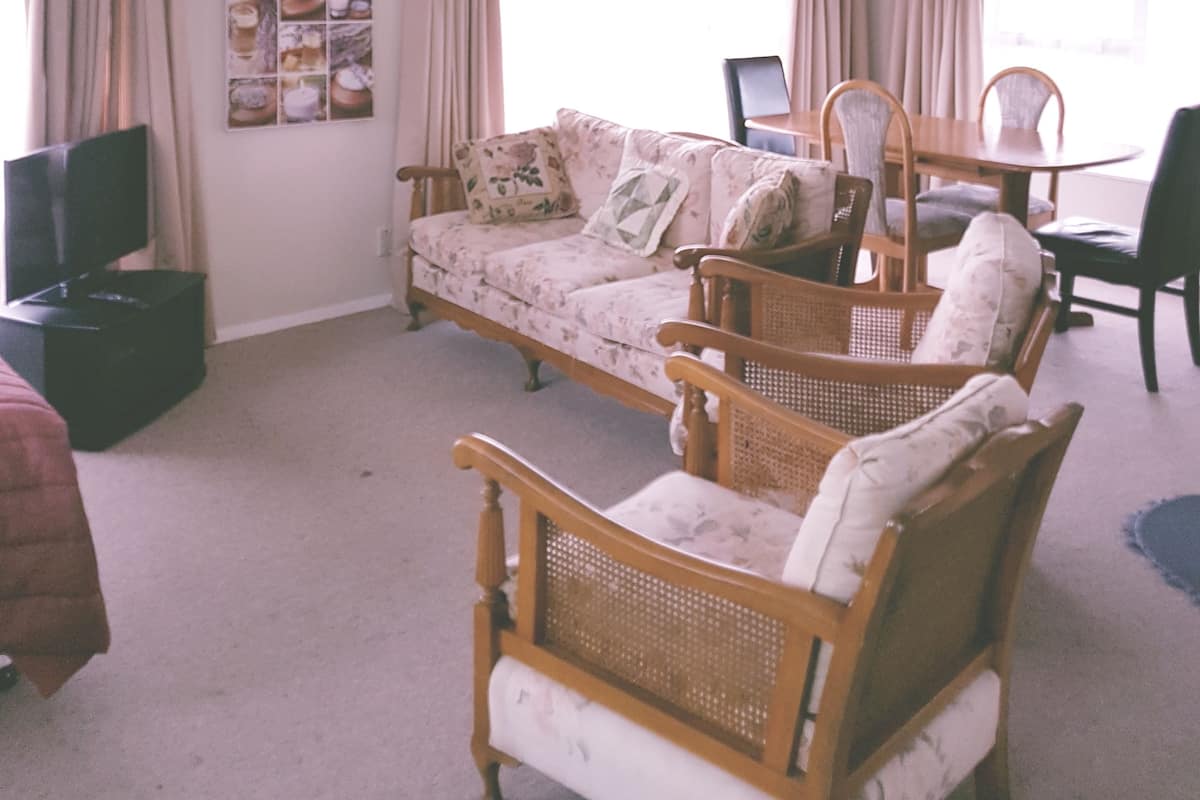Traditional Double Room, 2 Bedrooms, Kitchen, City View | Living area | 32-inch LCD TV with premium TV channels, TV