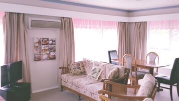 Traditional Double Room, 2 Bedrooms, Kitchen, City View | Living area