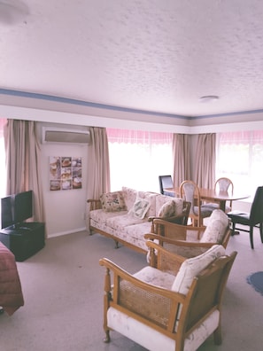 Traditional-Doppelzimmer, 2 Schlafzimmer, Küche, Stadtblick | Wohnbereich | 32-Zoll-LCD-Fernseher mit Premium-TV-Sendern, Fernseher