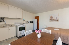Apartment, 2 Schlafzimmer, Gemeinschaftsbad | Eigene Küche | Großer Kühlschrank, Mikrowelle, Ofen, Herdplatte