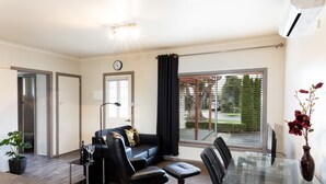Deluxe Apartment | Living area - Short Stays Gippsland (Trafalgar)