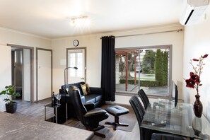 Deluxe Apartment | Living area | 38-inch flat-screen TV with digital channels, TV - Short Stays Gippsland (Trafalgar)