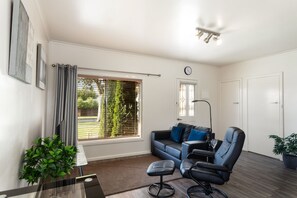 Executive Apartment | Living area | 38-inch flat-screen TV with digital channels, TV - Short Stays Gippsland (Trafalgar)