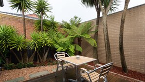 Deluxe Apartment | Terrace/patio - Short Stays Gippsland (Trafalgar)