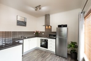 Executive Apartment | Private kitchen | Microwave, oven, stovetop, dishwasher - Short Stays Gippsland (Trafalgar)