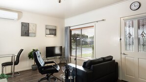 Executive Apartment | Living area - Short Stays Gippsland (Trafalgar)