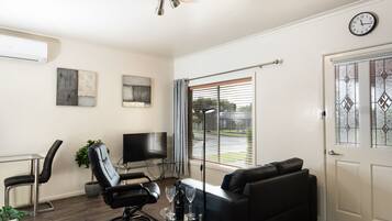 Executive Apartment | Living area | 38-inch flat-screen TV with digital channels, TV