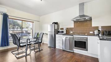 Executive Apartment | Private kitchen | Microwave, oven, stovetop, dishwasher