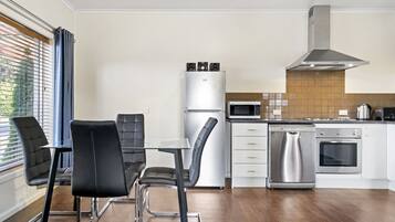 Appartement Exécutif | Coin séjour | Télévision à écran plat de 38 pouces avec chaînes numériques, télévision