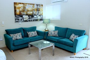 90-cm flat-screen TV with digital channels, LED TV, DVD player - Mollymook Cove Apartments (Mollymook)