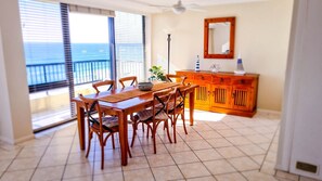 Penthouse | In-room dining - Pelican Sands Beach Resort (Tugun)