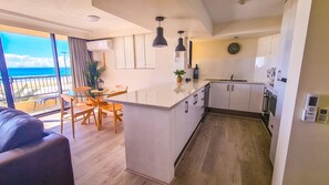 Apartamento estándar, 2 habitaciones, no fumadores, cocina | Servicio de comidas en la habitación