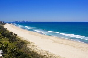 在海滩、白沙、海滩遮阳伞、沙滩毛巾