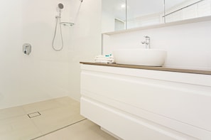 Penthouse | Bathroom | Free toiletries, hair dryer, towels, toilet paper - Pelican Sands Beach Resort (Tugun)