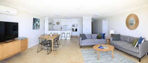 Appartement Deluxe, 2 chambres, cuisine | Salle de séjour | Téléviseur à écran plat de 55 po avec télévision numérique, téléviseur