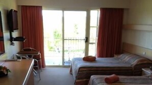 ห้องสแตนดาร์ดสวีท, 1 ห้องนอน, ปลอดบุหรี่, ระเบียง (Motel Room) | บริเวณนั่งเล่น | ทีวี, เครื่องเล่นดีวีดี