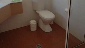 ห้องสแตนดาร์ดสวีท, 1 ห้องนอน, ปลอดบุหรี่, ระเบียง (Motel Room) | ห้องน้ำ | ฝักบัว, ไดร์เป่าผม, ผ้าเช็ดตัว