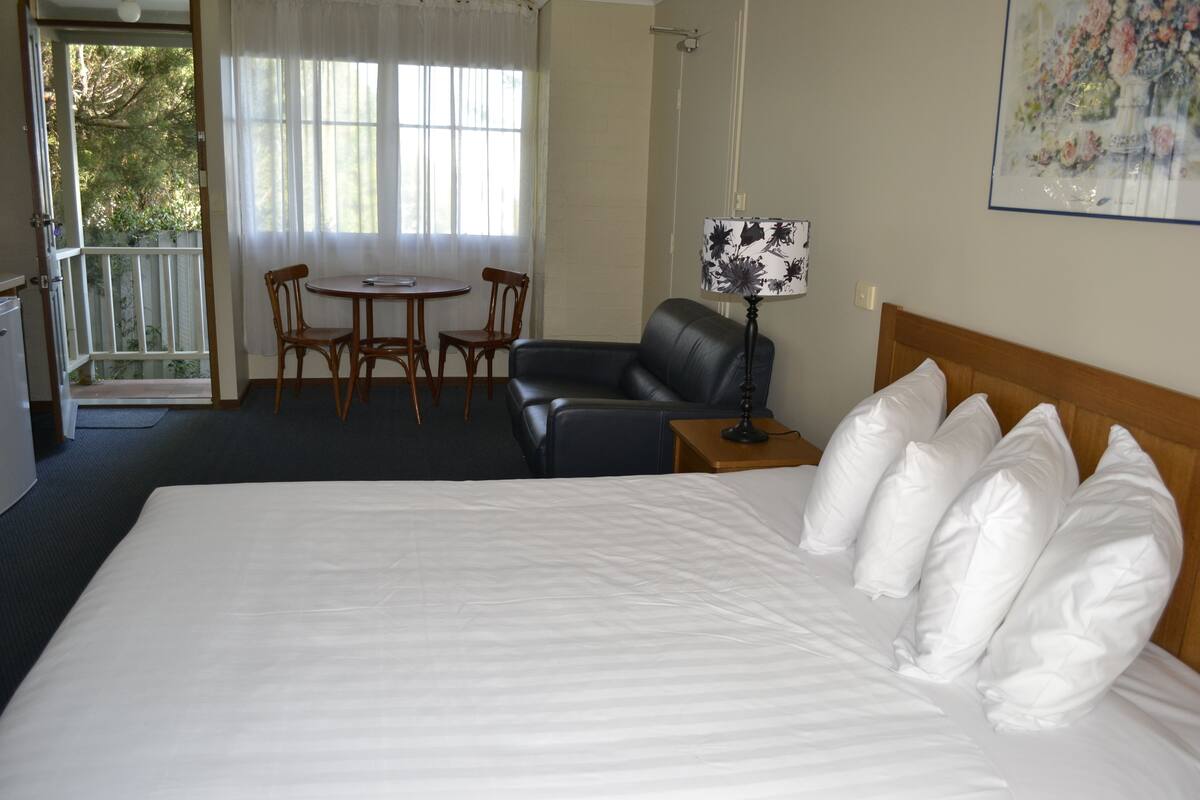 Deluxe Queen Spa Room | Desk, iron/ironing board (on request), free WiFi, bed sheets