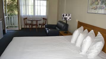 Deluxe Queen Spa Room | Desk, iron/ironing board, free WiFi, bed sheets