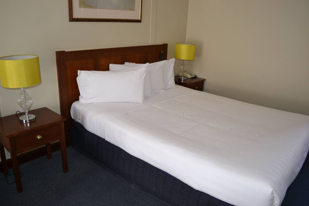 Standard Queen Room | Desk, iron/ironing board (on request), free WiFi, bed sheets