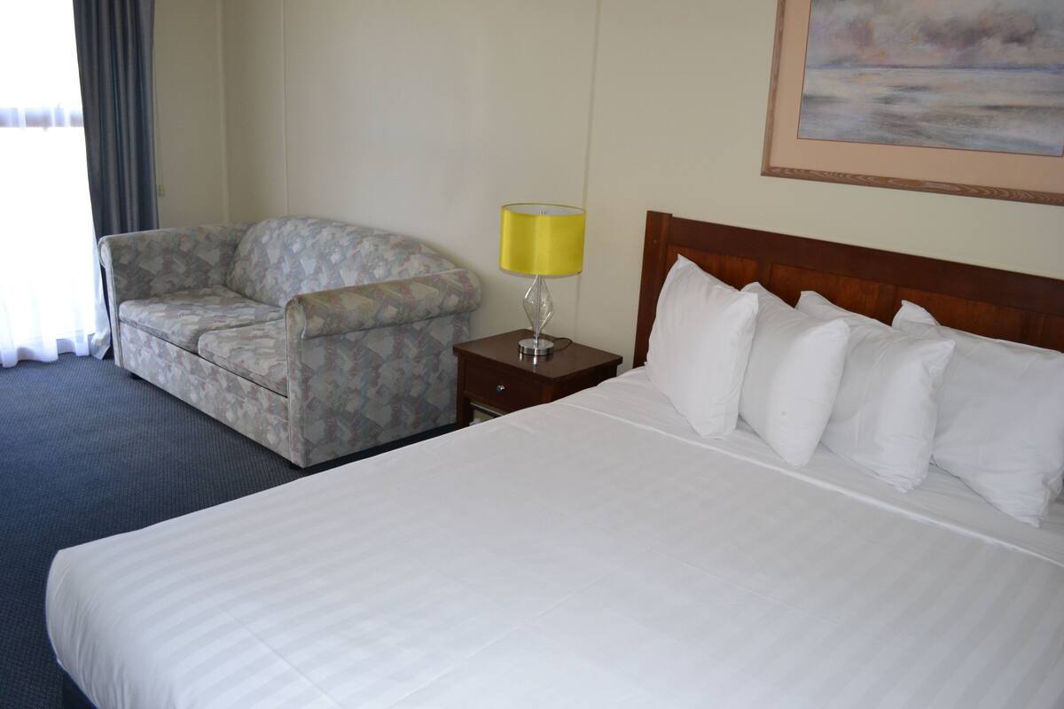 Deluxe Queen Room | Desk, iron/ironing board (on request), free WiFi, bed sheets