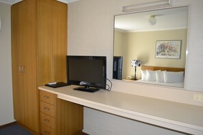 Deluxe Queen Spa Room